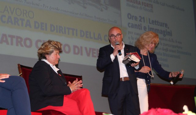 Vittorio Gamba dona il Cd delle 8 ore